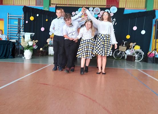 Uczniowie tańczą poloneza