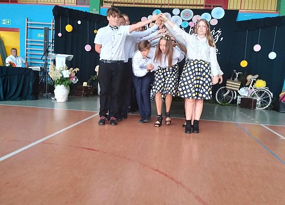 Uczniowie tańczą poloneza