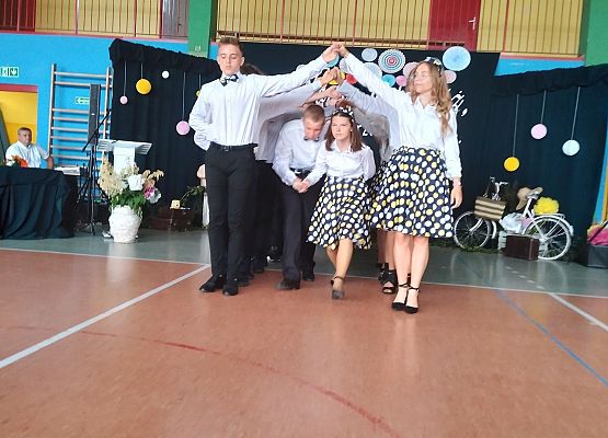 Uczniowie tańczą poloneza