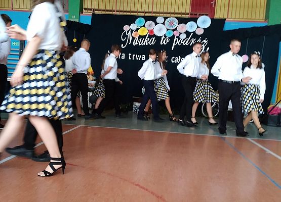 Uczniowie tańczą poloneza