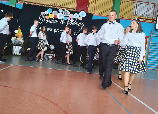 Uczniowie tańczą poloneza