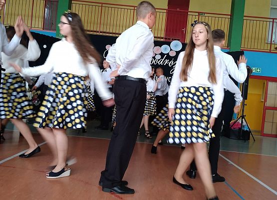 Uczniowie tańczą poloneza