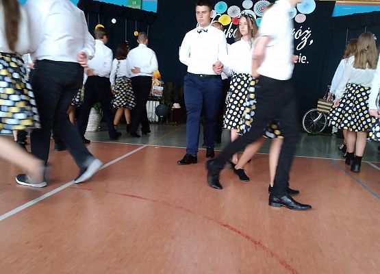 Uczniowie tańczą poloneza