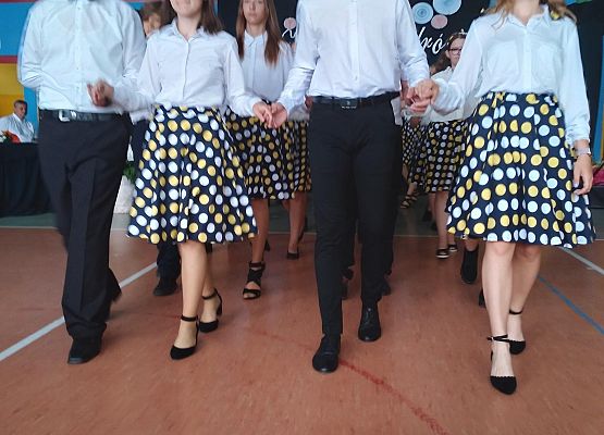Uczniowie tańczą poloneza
