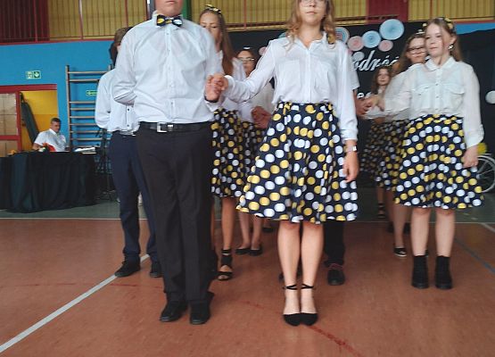 Uczniowie tańczą poloneza