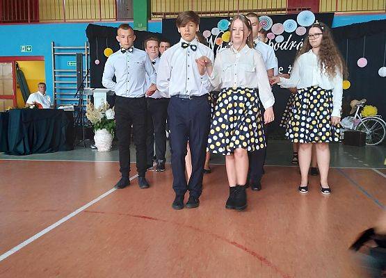 Uczniowie tańczą poloneza