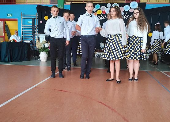 Uczniowie tańczą poloneza