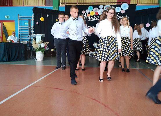 Uczniowie tańczą poloneza