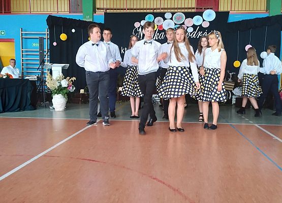 Uczniowie tańczą poloneza