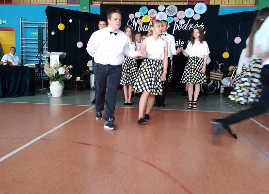 Uczniowie tańczą poloneza