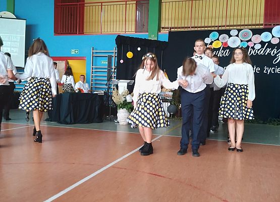 Uczniowie tańczą poloneza