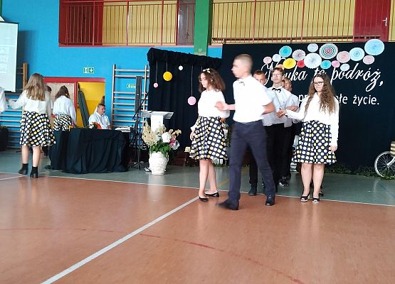 Uczniowie tańczą poloneza