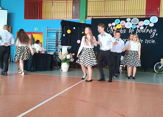 Uczniowie tańczą poloneza