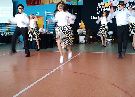 Taniec uczniów z klasy ósmej