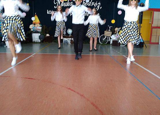 Taniec uczniów z klasy ósmej