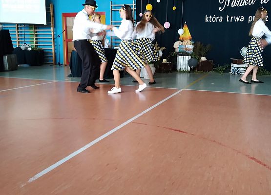 Taniec uczniów z klasy ósmej