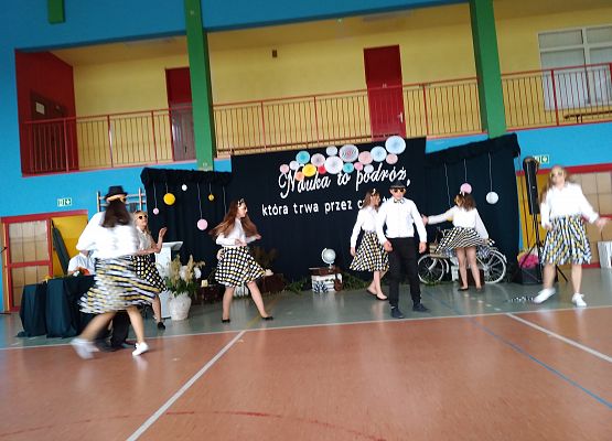 Taniec uczniów z klasy ósmej