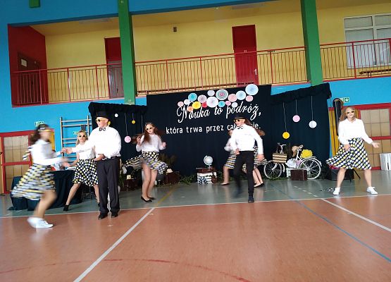 Taniec uczniów z klasy ósmej