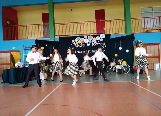 Taniec uczniów z klasy ósmej