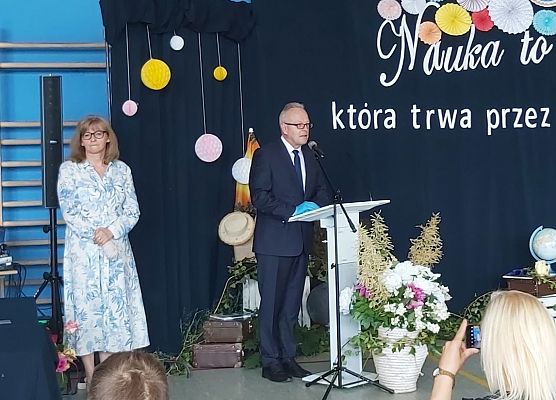 Dyrektor przemawia do uczniów i rodziców