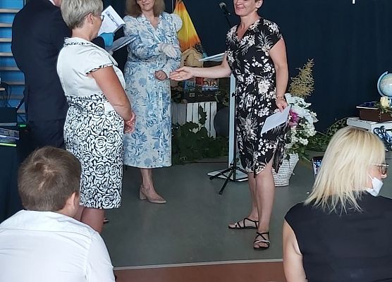 Dyrektor gratuluje rodzicom