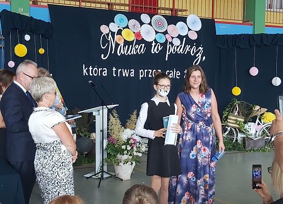 Uczennica ze świadectwem