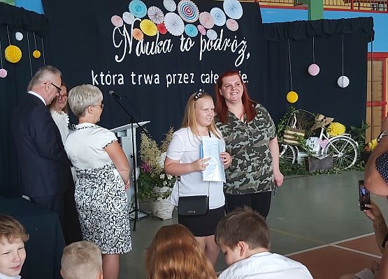 Uczennica odbiera świadectwo szkolne