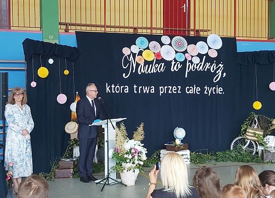 Dyrektor szkoły przemawia