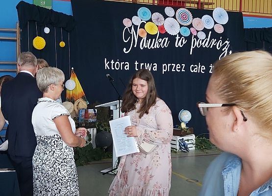 Uczennica ze świadectwem