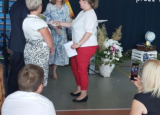 Dyrektor gratuluje rodzicom