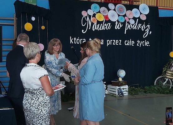 Dyrektor gratuluje rodzicom