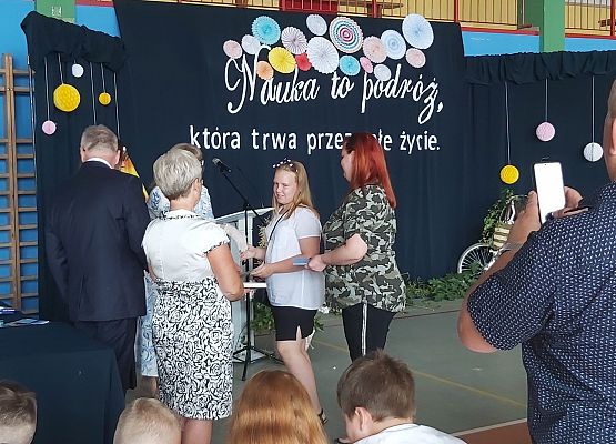 Dyrektor gratuluje rodzicom