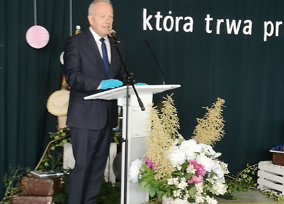 Dyrektor szkoły przemawia do uczniów