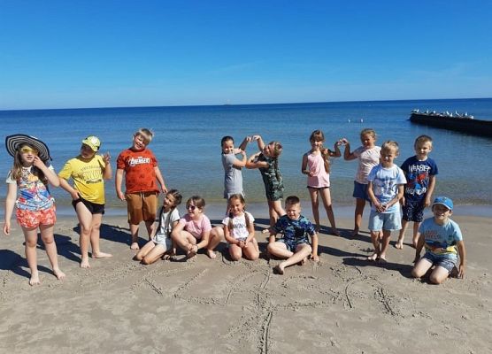 Uczniowie na plaży