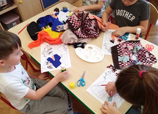 Dzieci wykonują strój dla Kopciuszka