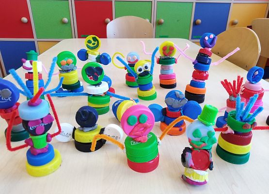 Praca techniczna "Ludziki z nakrętek"