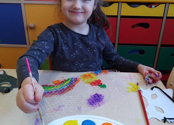 Malowanie tęczy na folii bąbelkowej