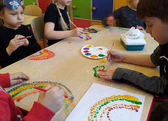 Malowanie tęczy na folii bąbelkowej