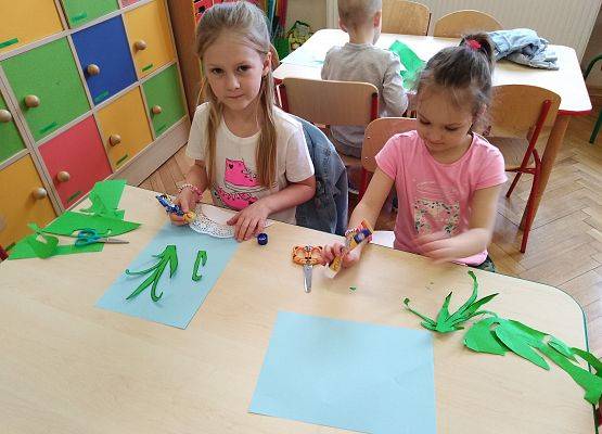 Dziewczynki robią papierowe przebiśniegi