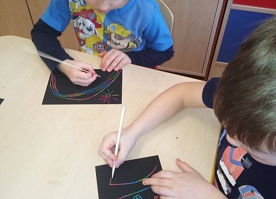 Tworzenie różnych wzorów na magicznej czarnej kartce