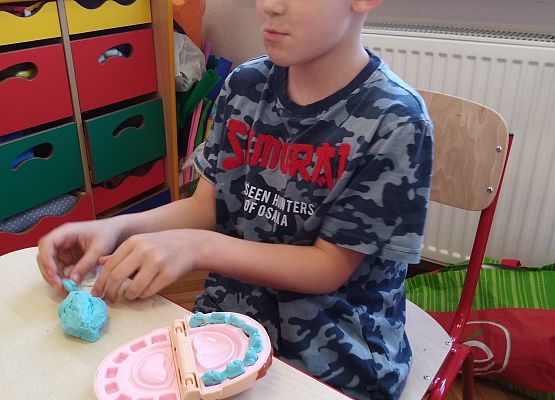 Dzieci lepią zwierzątka z plasteliny