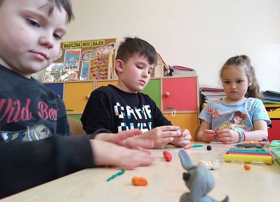 Dzieci lepią zwierzątka z plasteliny