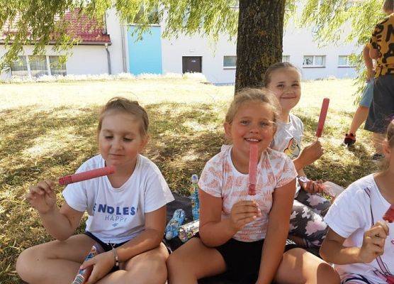 Uczniowie jedzą lody