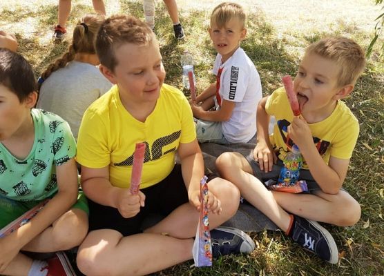 Uczniowie jedzą lody