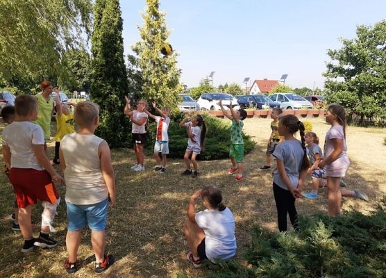 Zabawy uczniów na świeżym powietrzu