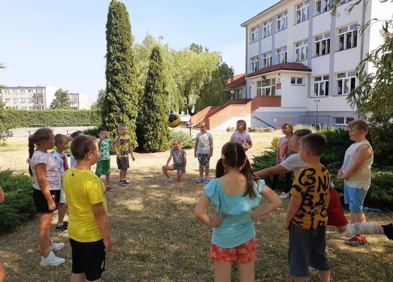 Zabawy uczniów na świeżym powietrzu
