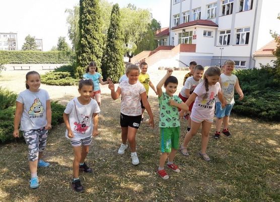 Zabawy uczniów na świeżym powietrzu