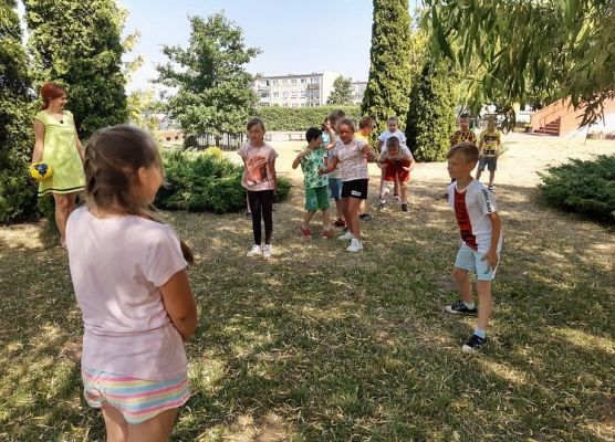 Zabawy uczniów na świeżym powietrzu