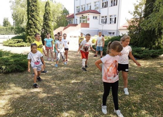 Zabawy uczniów na świeżym powietrzu