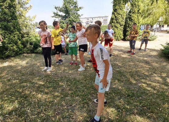 Zabawy uczniów na świeżym powietrzu